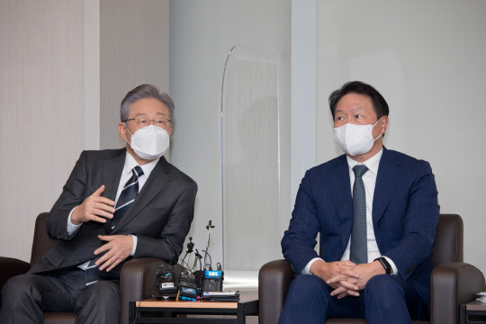 이재명(왼쪽)민주당 대선후보와 최태원 대한상공회의소 회장이 10일 서울 중구 세종대로 대한상공회의소에서 열린 기업인들과 간담회에서 대화하고 있다. 국회사진기자단=연합뉴스